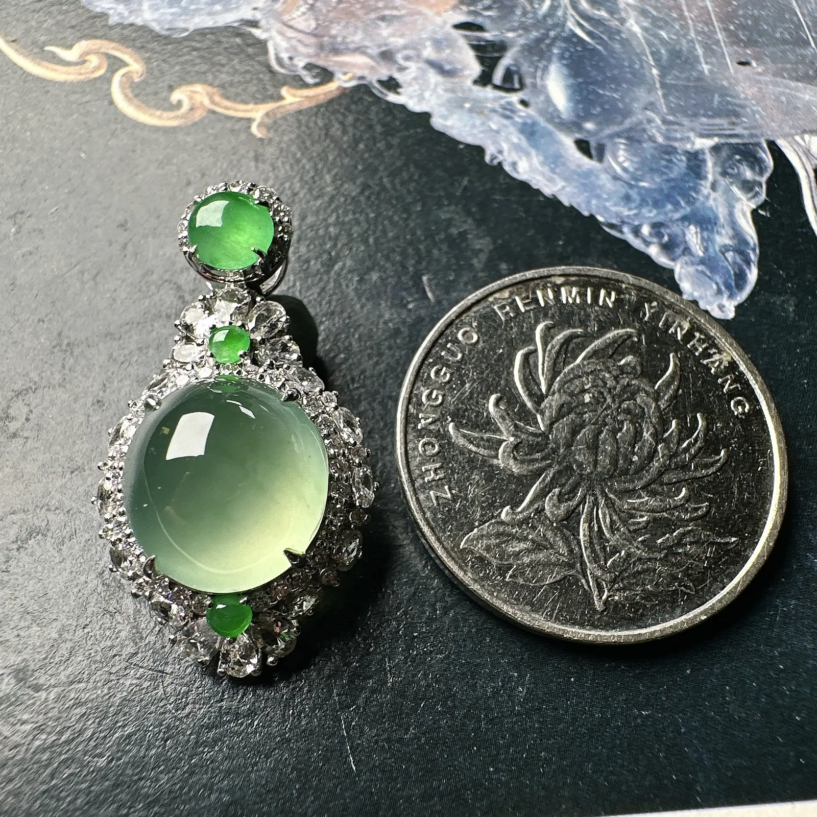 【冰种晴绿底蛋面】珍藏品，晶莹剔透，起强荧光，冰润动人。18k金钻镶嵌，裸石尺寸11.9*11.1*6.3毫米