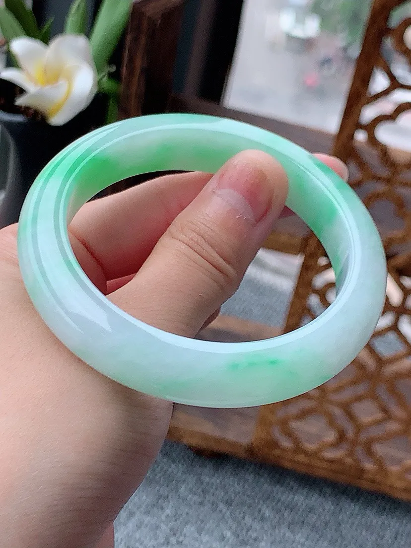 a货翡翠老坑飘绿正装正圈手镯56-57圈口 尺寸56.5×12×8.8mm 重量65.16g 0613