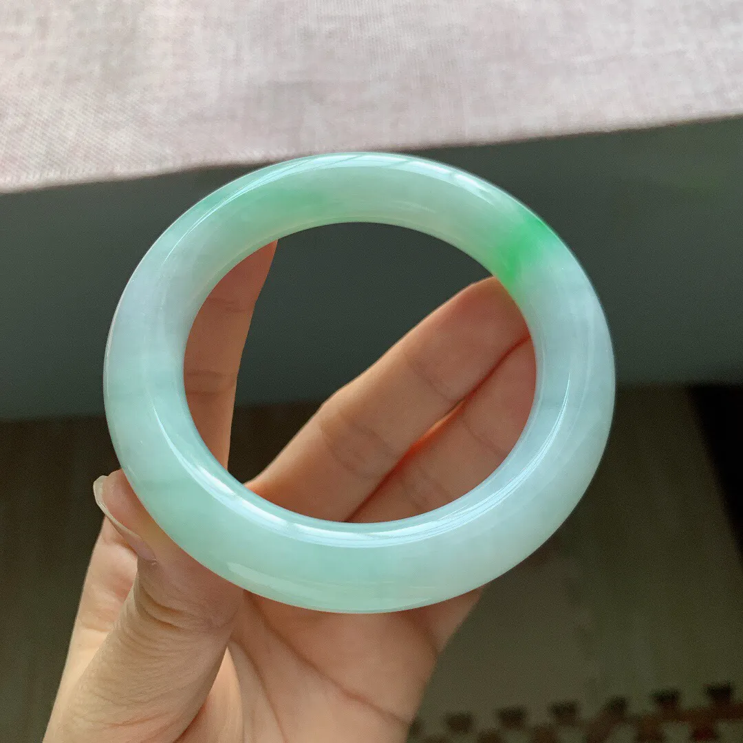 56圈口,自然光实拍，老坑冰润飘阳绿胖圆条翡翠手镯，尺寸:56-11.8mm，重量80.51