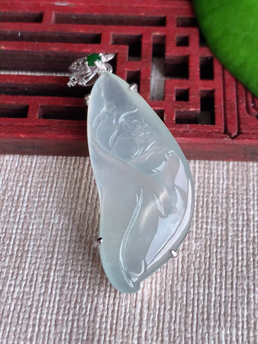 a货翡翠老坑冰种18K金伴钻镶嵌荷花和和美美吊坠 尺寸45.6×37×15×6.4mm 重量7.12g 0615