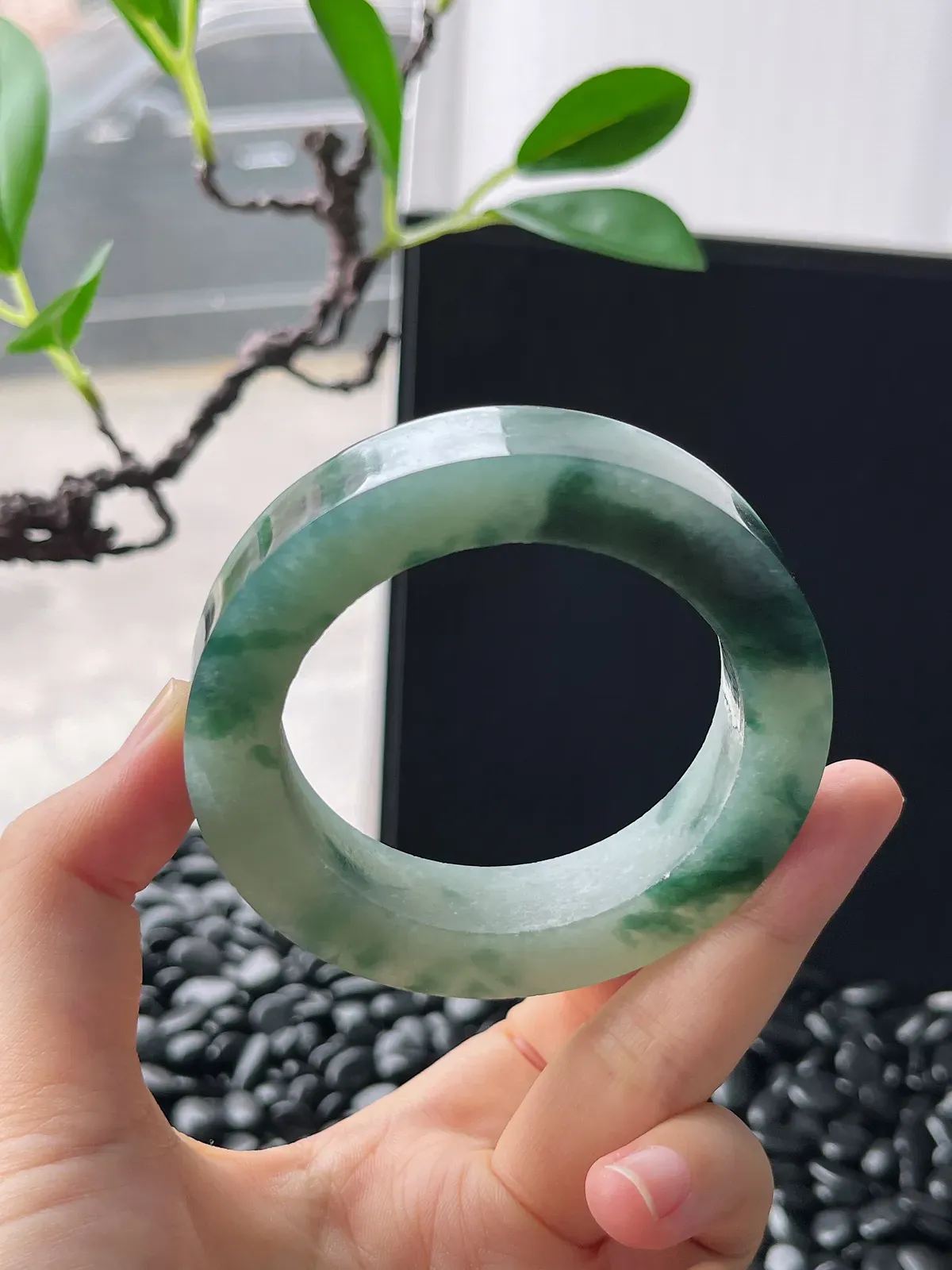 翡翠镯胚，带镯心，⭕️正圈最大做56，圆条最大做52。最小做52.5。尺寸72-52.5-13-10