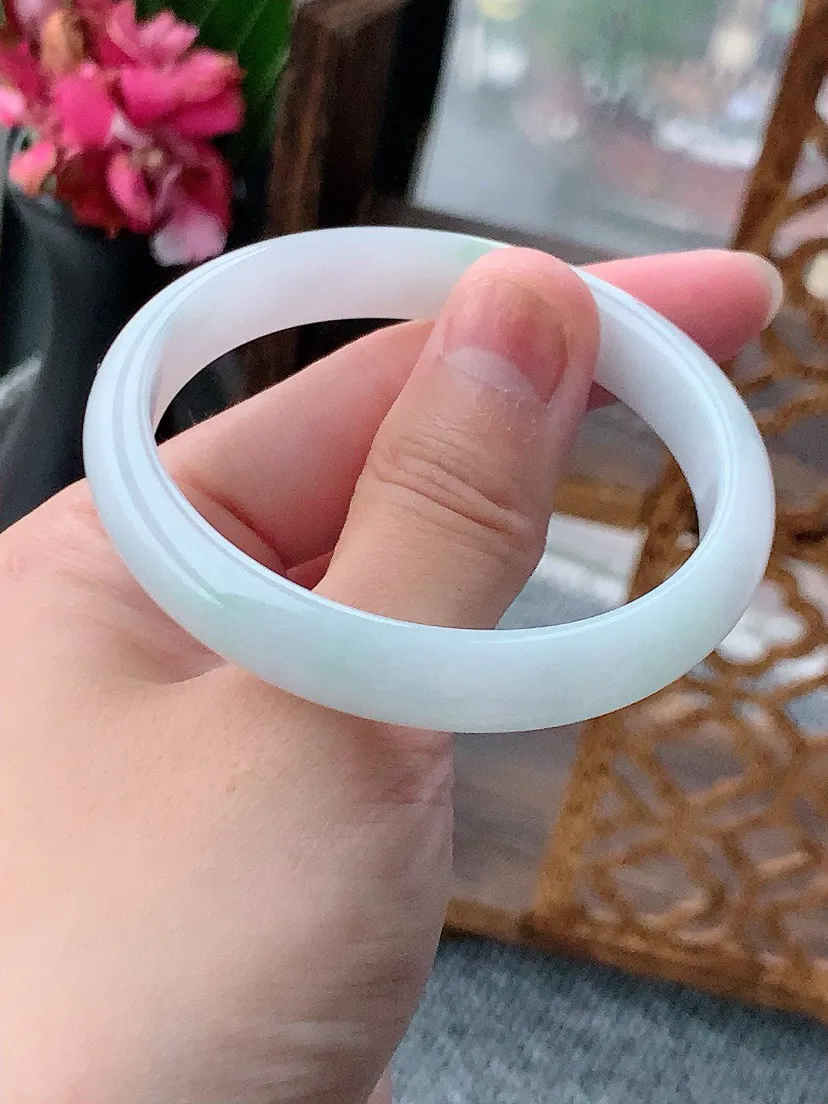 a货翡翠老坑飘绿贵妃手镯52-53小圈口 尺寸52.8×47×10×5.8mm 重量30.40g 0614