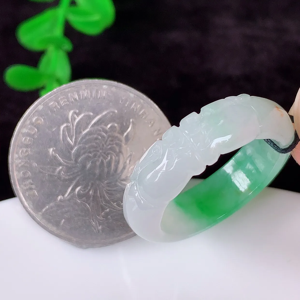 自然光实拍，冰润冰糯种飘阳绿龙20mm内径翡翠指环，玉戒指，玉质莹润，好精美好冰润的指环，20圈口，上手纤巧！#1.14