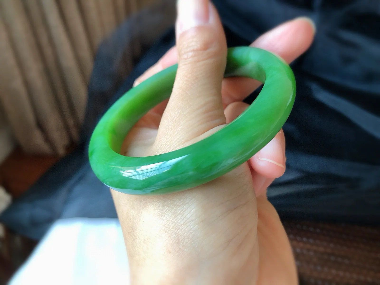 圈口58    尺寸12*8.4 天然和田玉 碧玉手镯，超美辣绿色，收藏级精品老坑料，7号坑，质地温润，品相好