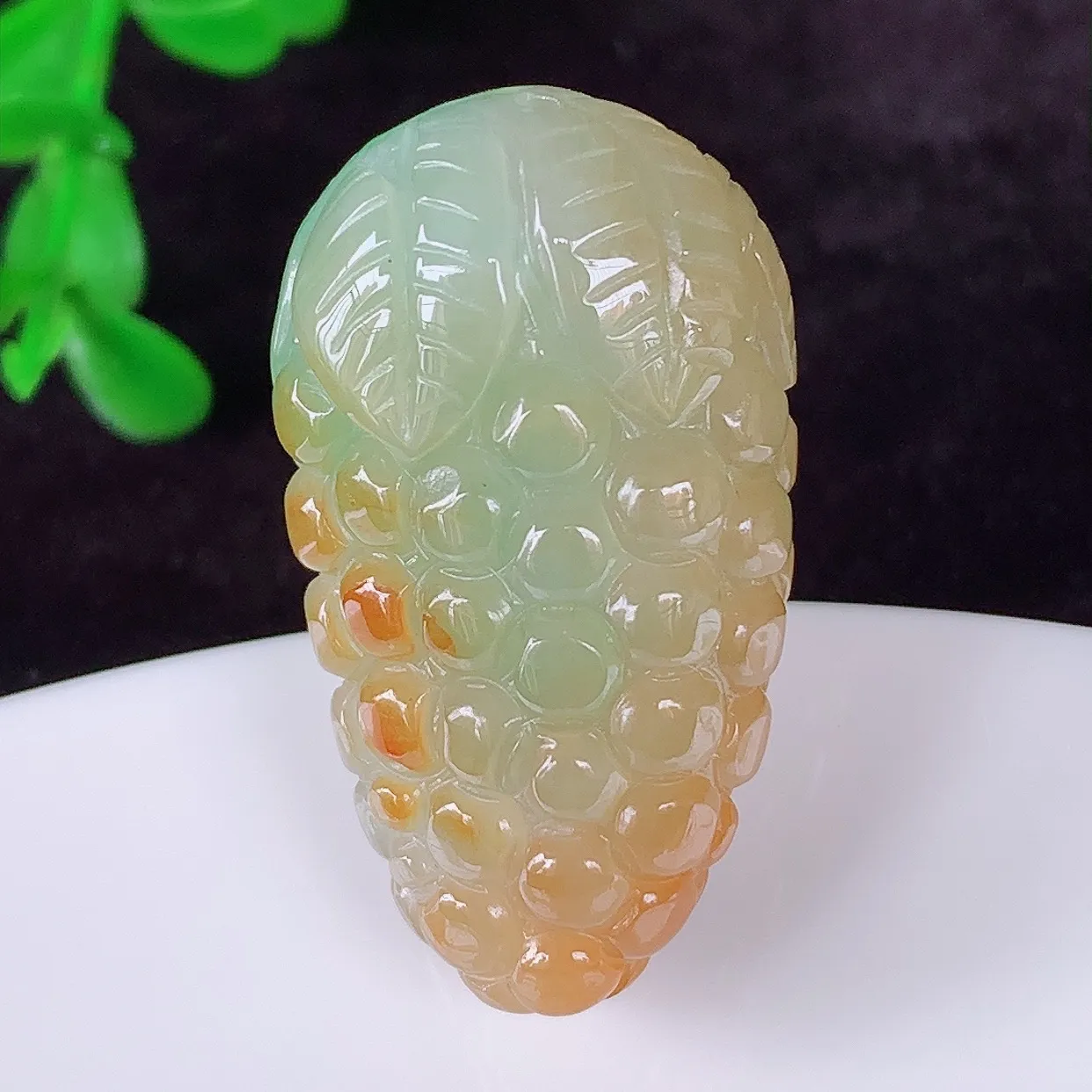 自然光实拍，冰润冰糯种黄翡翡翠多子多福吊坠，种老水足，翠色灵动，寓意美好，佩戴时尚出众！#1.14