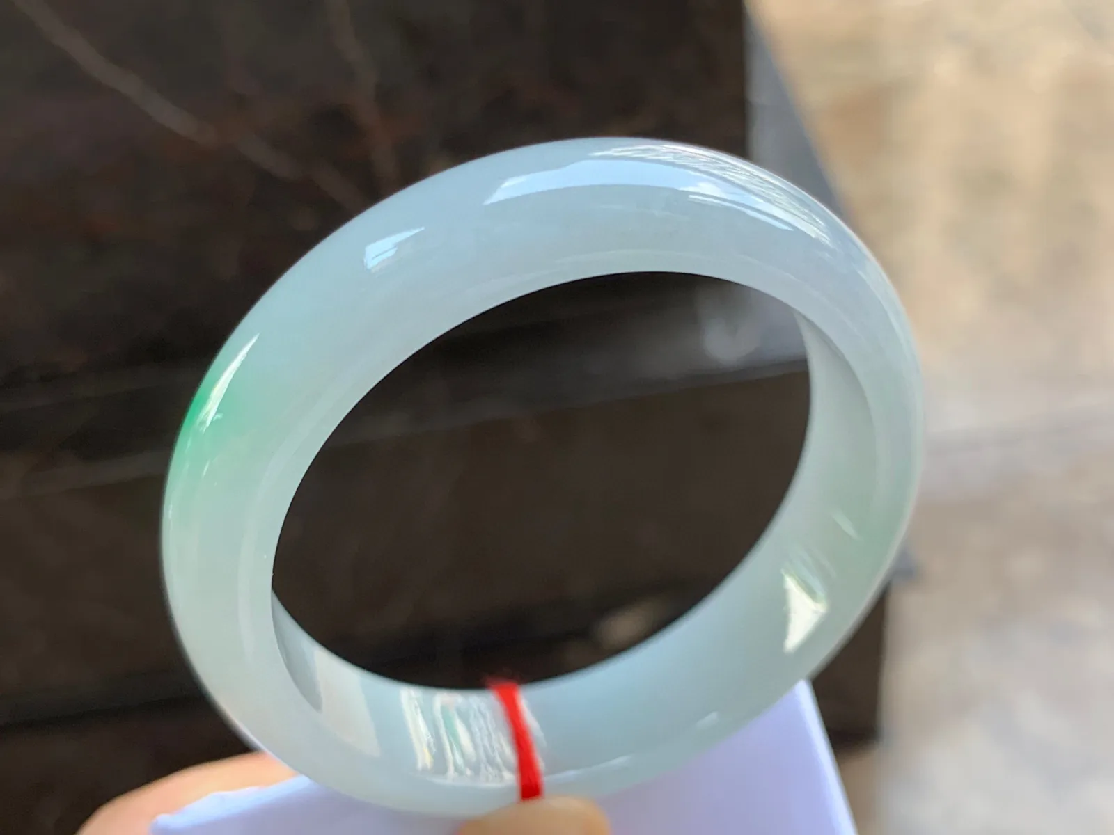 57-14.5-8mm
飘绿手镯 底子细腻干净  一抹绿点缀