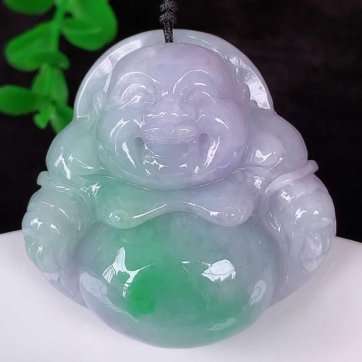 自然光实拍，大件厚装冰润冰糯种春彩翡翠佛公吊坠，饱满， 佛公亦保平安，寓意有福（佛公）相伴，配戴优雅