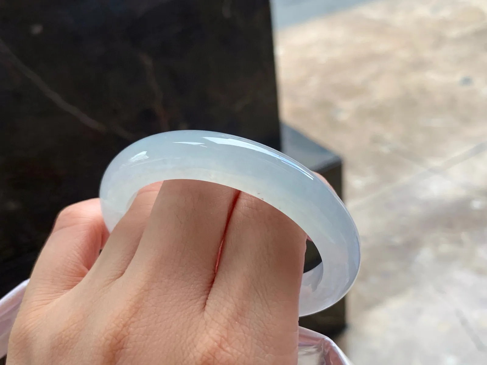 冰种小圈手镯
干净清爽 51.3/10.8/8.4mm