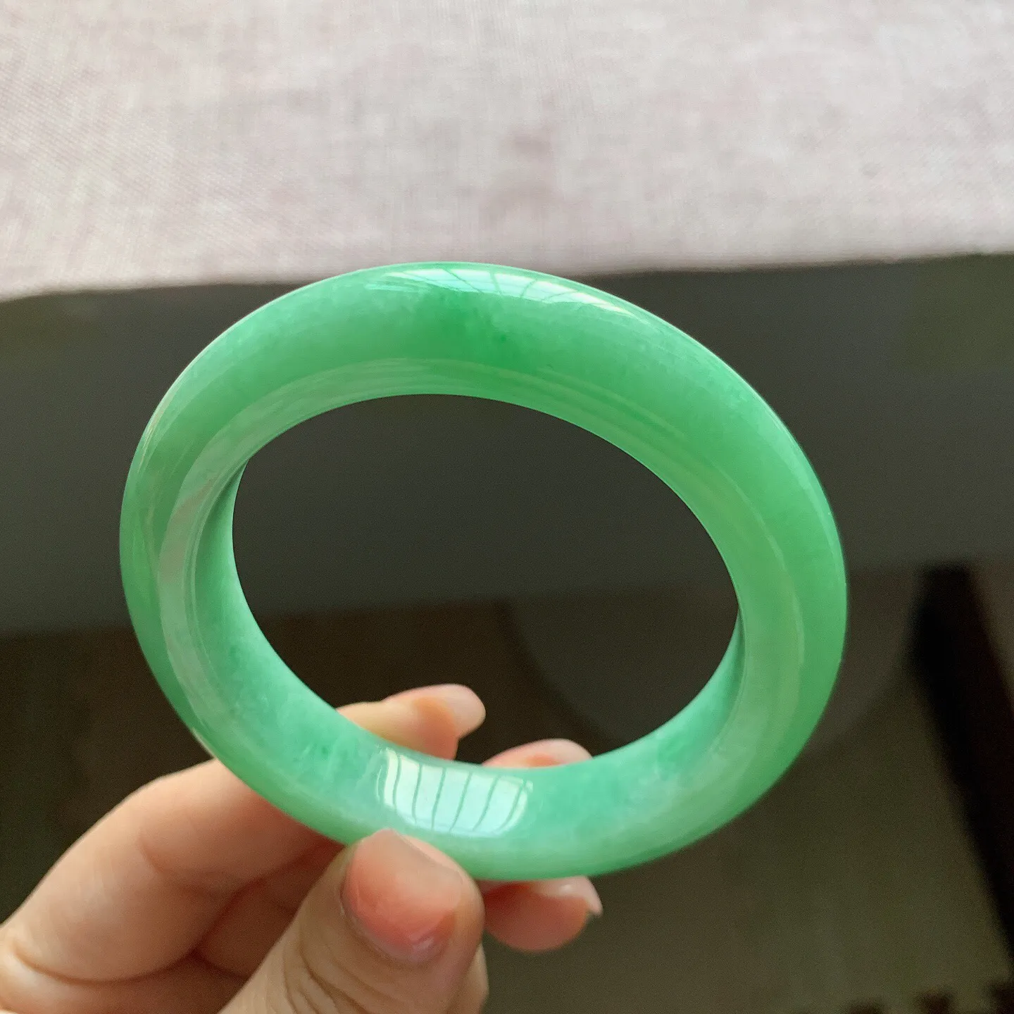 53-54圈口。自然光实拍，老坑冰润满绿正圈翡翠手镯，尺寸:54-11.6-9.7mm，重量65.18g，无纹裂，