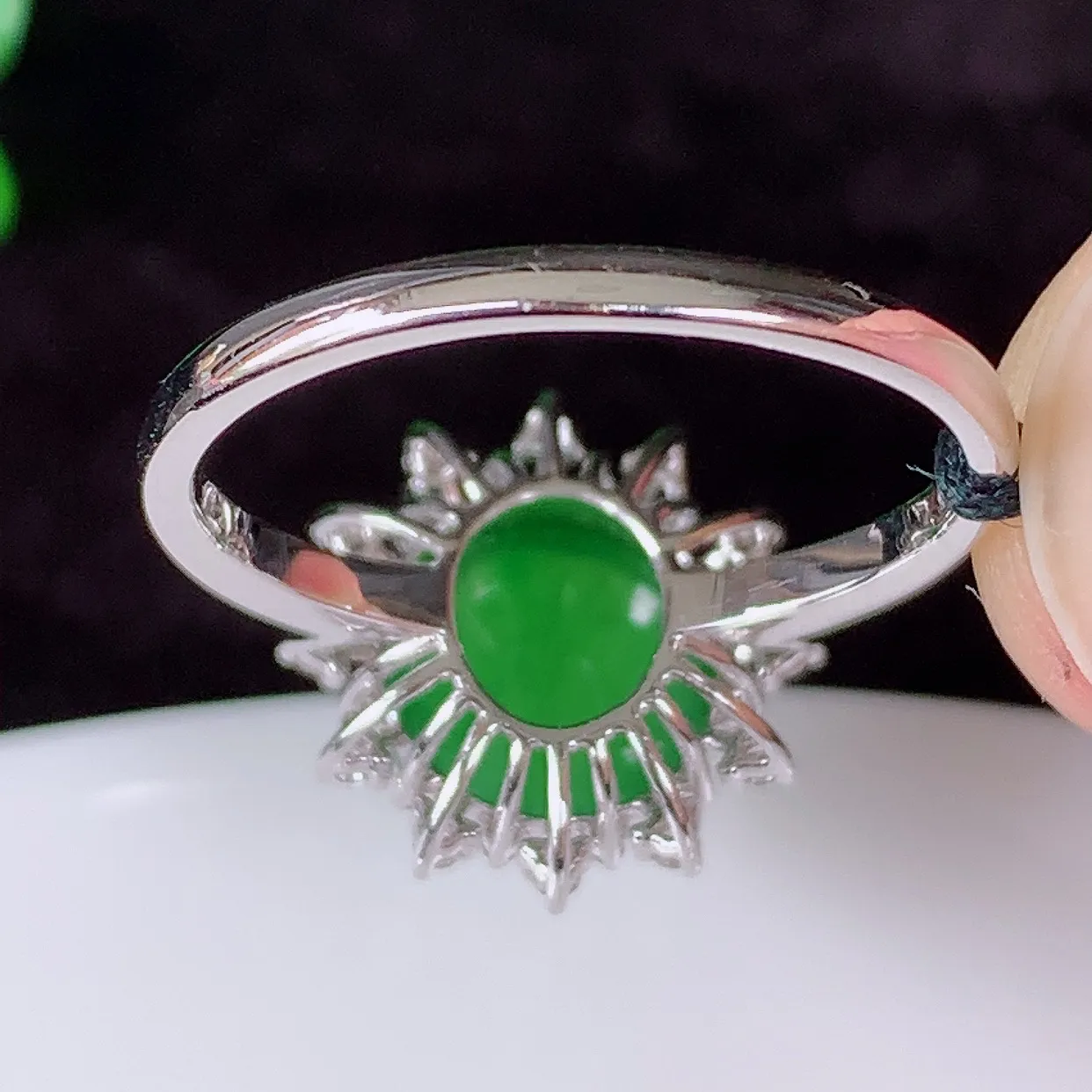 自然光实拍 18K金精工镶嵌冰种满绿翡翠蛋面戒指，玉质细腻，翡翠色泽均匀，艳丽饱满，款式高贵大气，13圈口，上手亮眼，#83.14内径18*戒指整体25.5*8裸石8.8*8.5