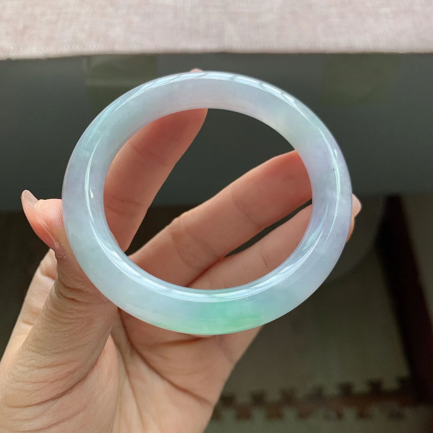50-51圈口，自然光实拍，老坑冰胶春彩圆条翡翠手镯，尺寸:50.7-9.2mm，重量44.66g，