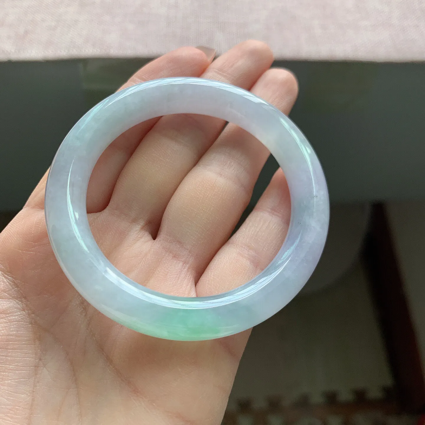 50-51圈口，自然光实拍，老坑冰胶春彩圆条翡翠手镯，尺寸:50.7-9.2mm，重量44.66g，