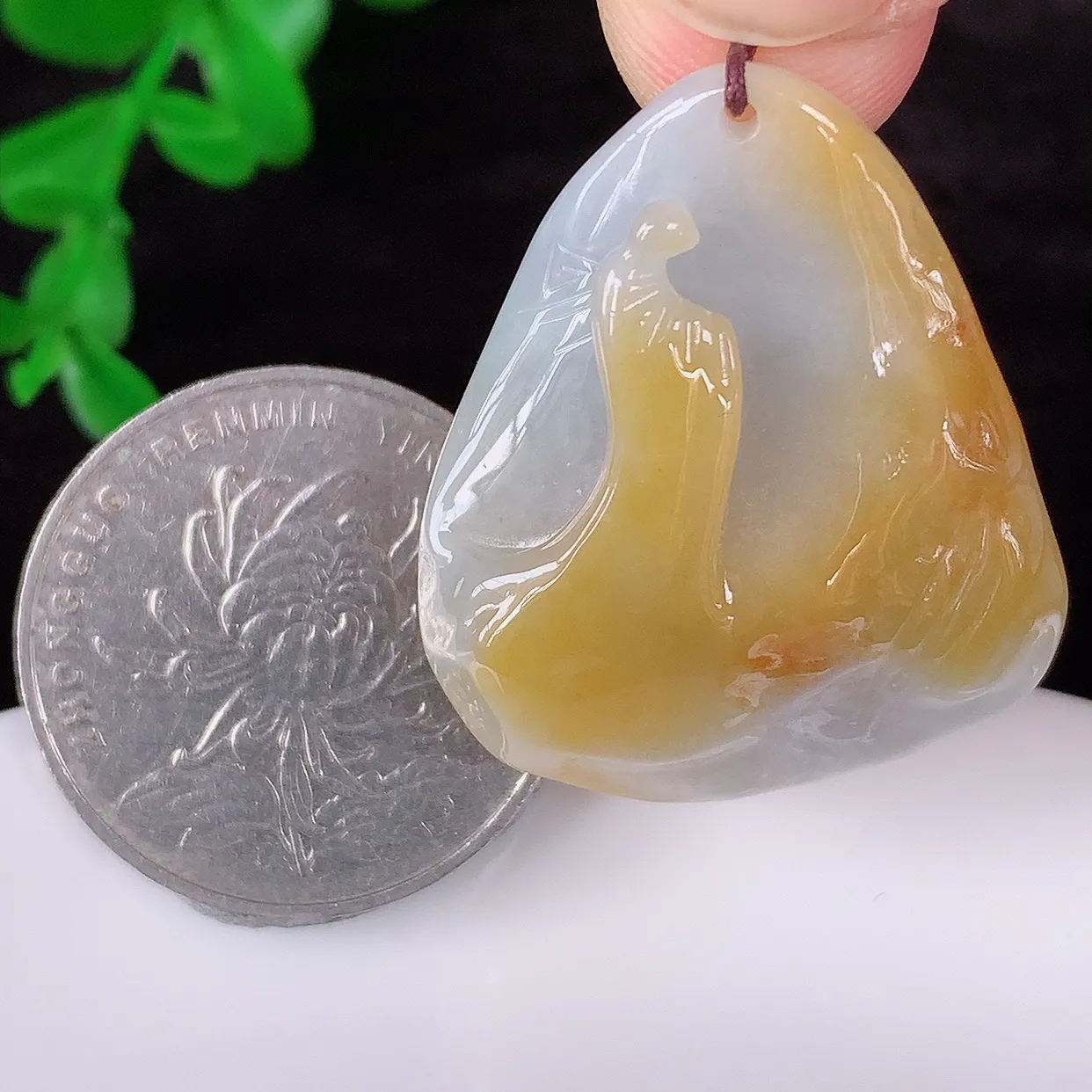 自然光实拍，冰润冰糯种黄翡翡翠悟道吊坠，翡翠悟道寓意“祥和，安宁，吉祥，幸福”，佩戴效果优雅迷人，性价比超高！#60.14