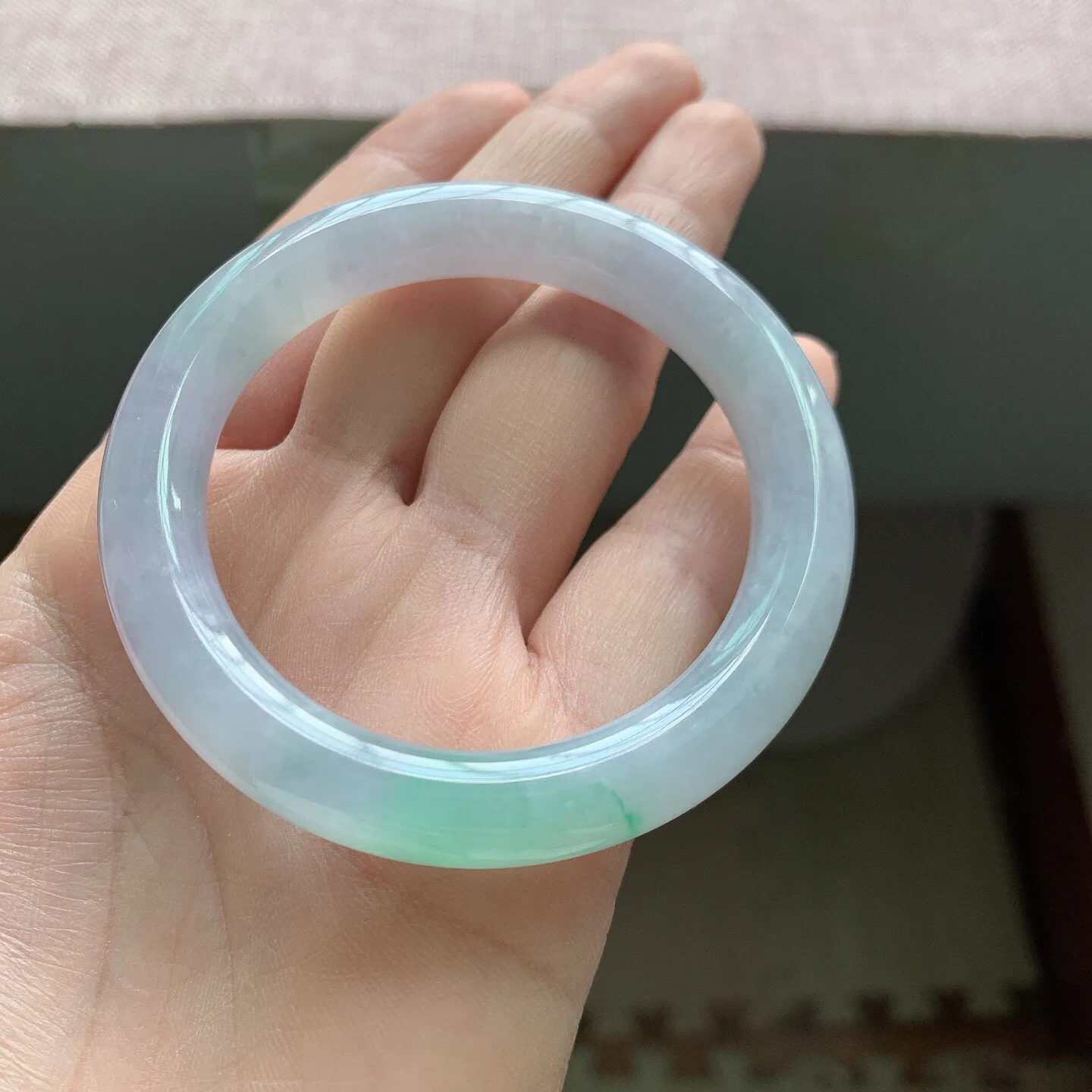 50-51圈口，自然光实拍，老坑冰胶春彩圆条翡翠手镯，尺寸:50.7-9.2mm，重量44.66g，
