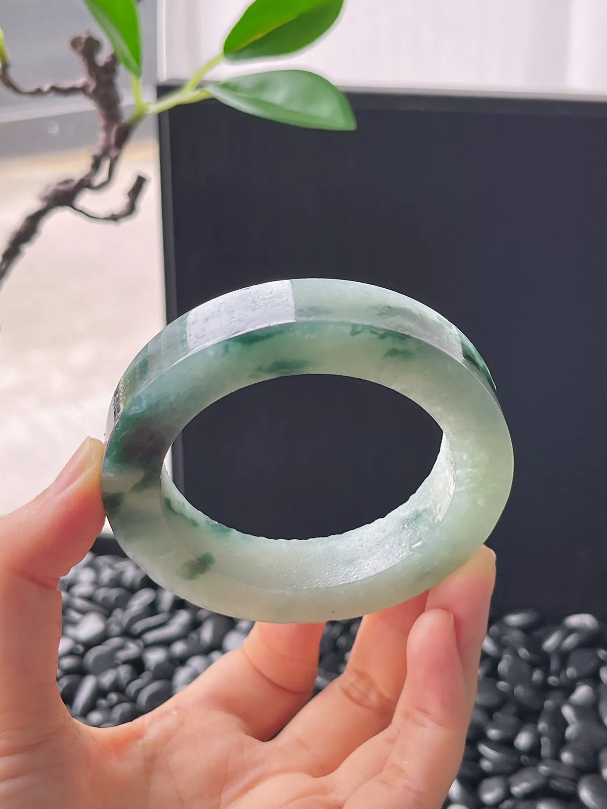 翡翠镯胚，带镯心，⭕️正圈最大做56，圆条最大做52。最小做52.5。尺寸72-52.5-13-10
