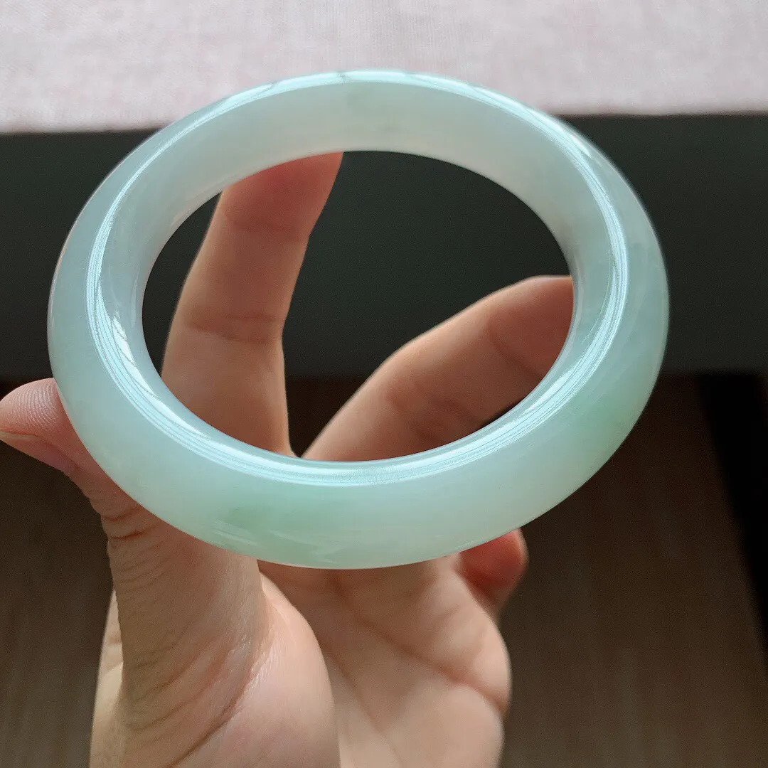 58-59圈口，自然光实拍，老坑冰糯飘花胖圆条翡翠手镯，尺寸:58.2-12mm，重量84.23