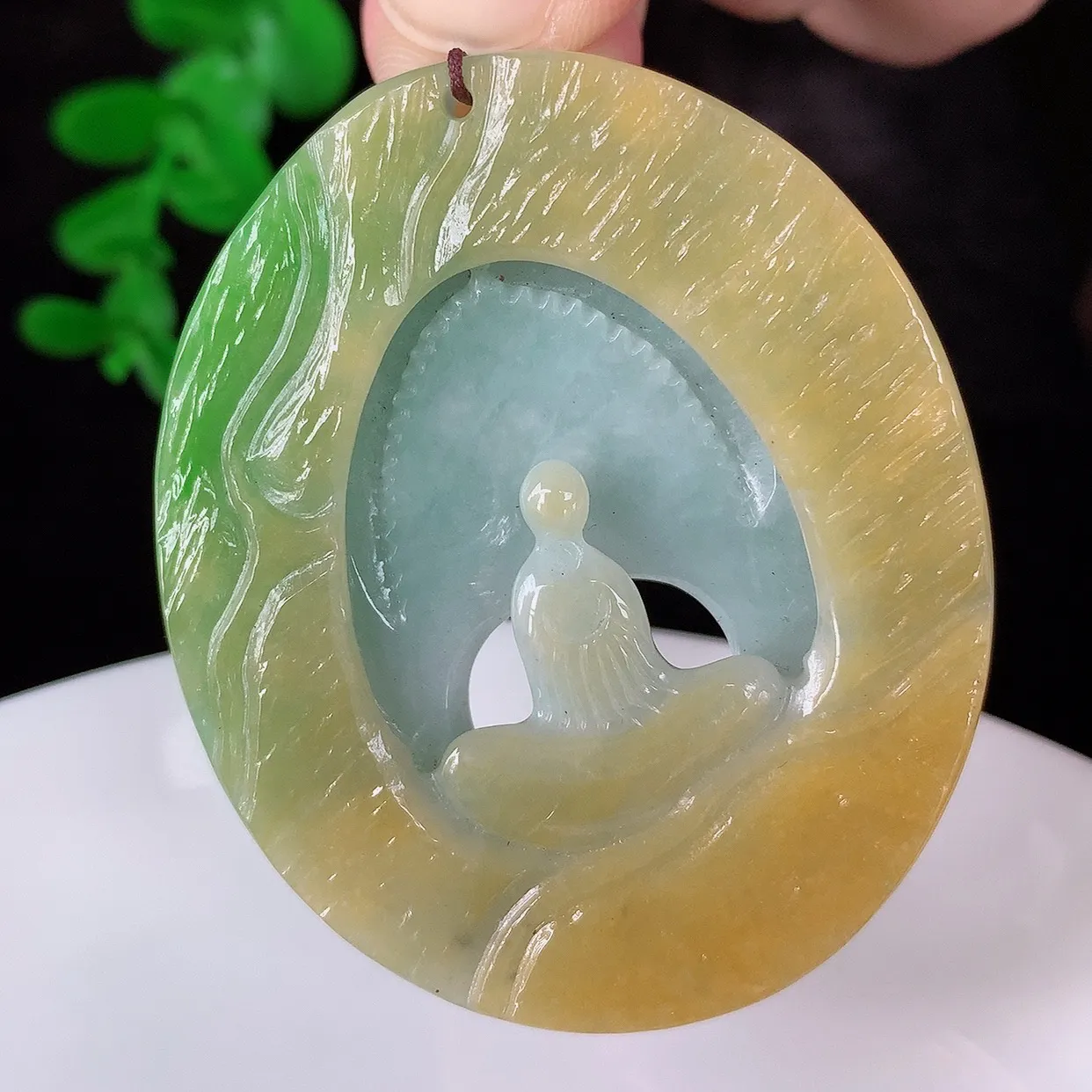 自然光实拍，冰润冰糯种双彩黄加绿翡翠悟道吊坠，翡翠悟道寓意“祥和，安宁，吉祥，幸福”，佩戴效果优雅迷人，性价比超高！#60.14