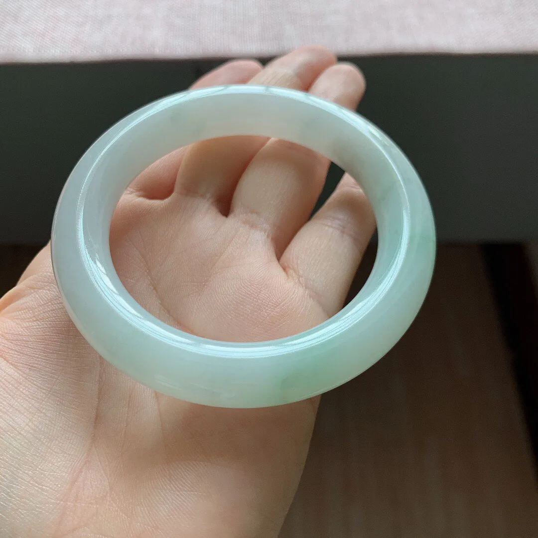 58-59圈口，自然光实拍，老坑冰糯飘花胖圆条翡翠手镯，尺寸:58.2-12mm，重量84.23