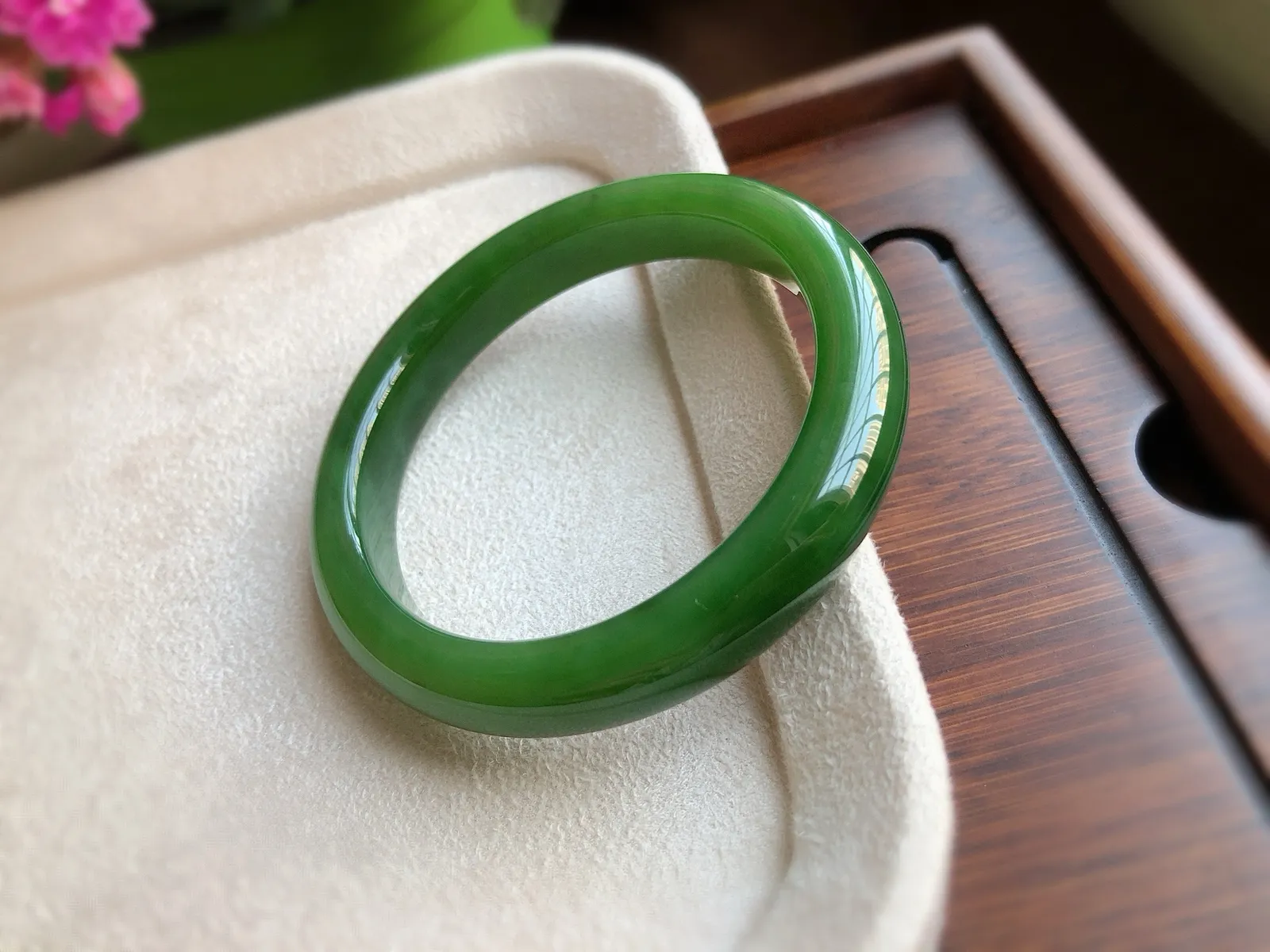 圈口53.7  尺寸10.4*8.6 天然和田玉 碧玉手镯，满色菠菜绿，精品老坑料，质地温润，底子冰透