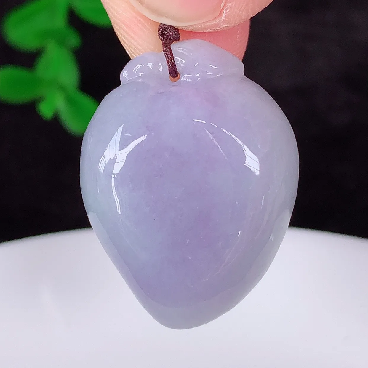 自然光实拍，冰润冰糯种紫罗兰翡翠招财福瓜吊坠，翡翠福瓜招财瓜，冰润且起胶感，佩戴效果优雅迷人！#41.14