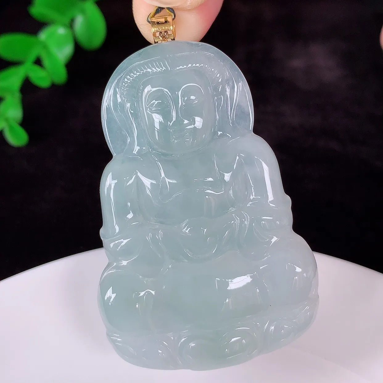 自然光实拍，18K金镶嵌大件冰种翡翠观音吊坠，赐福翡翠观音，翠色迷人，观音面相端庄，佩戴时尚出众！#35.14整体60*裸石52.8*35.6*5