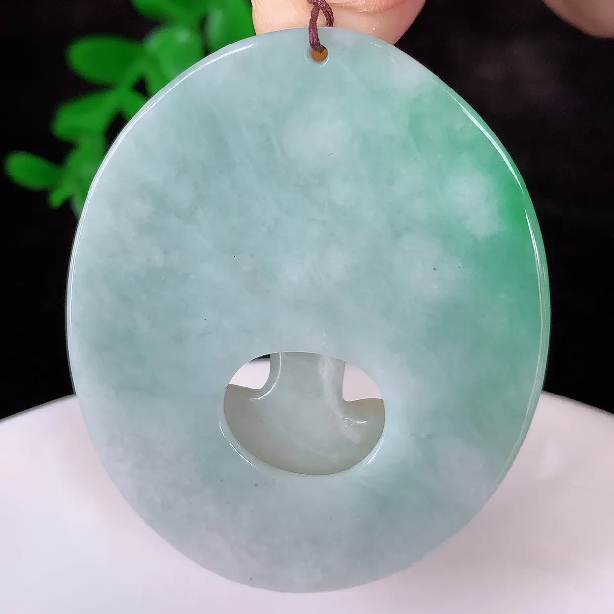 自然光实拍，冰润冰糯种双彩黄加绿翡翠悟道吊坠，翡翠悟道寓意“祥和，安宁，吉祥，幸福”，佩戴效果优雅迷人，性价比超高！#60.14