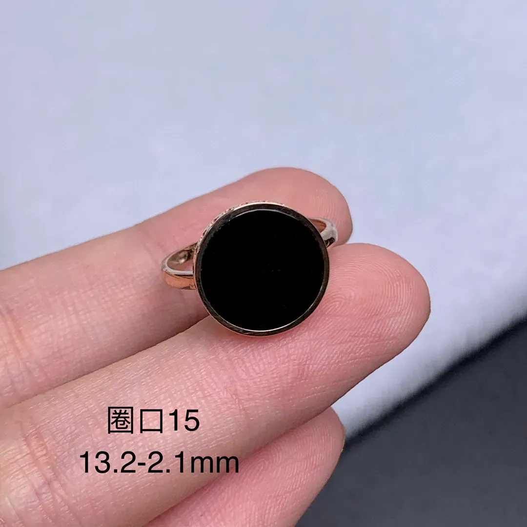 缅甸墨翠圆牌戒指，黑度黑 种老肉质细 打灯色绿 冰透十足，18k玫瑰金镶嵌，超大尺寸，上手简约百搭 好看～