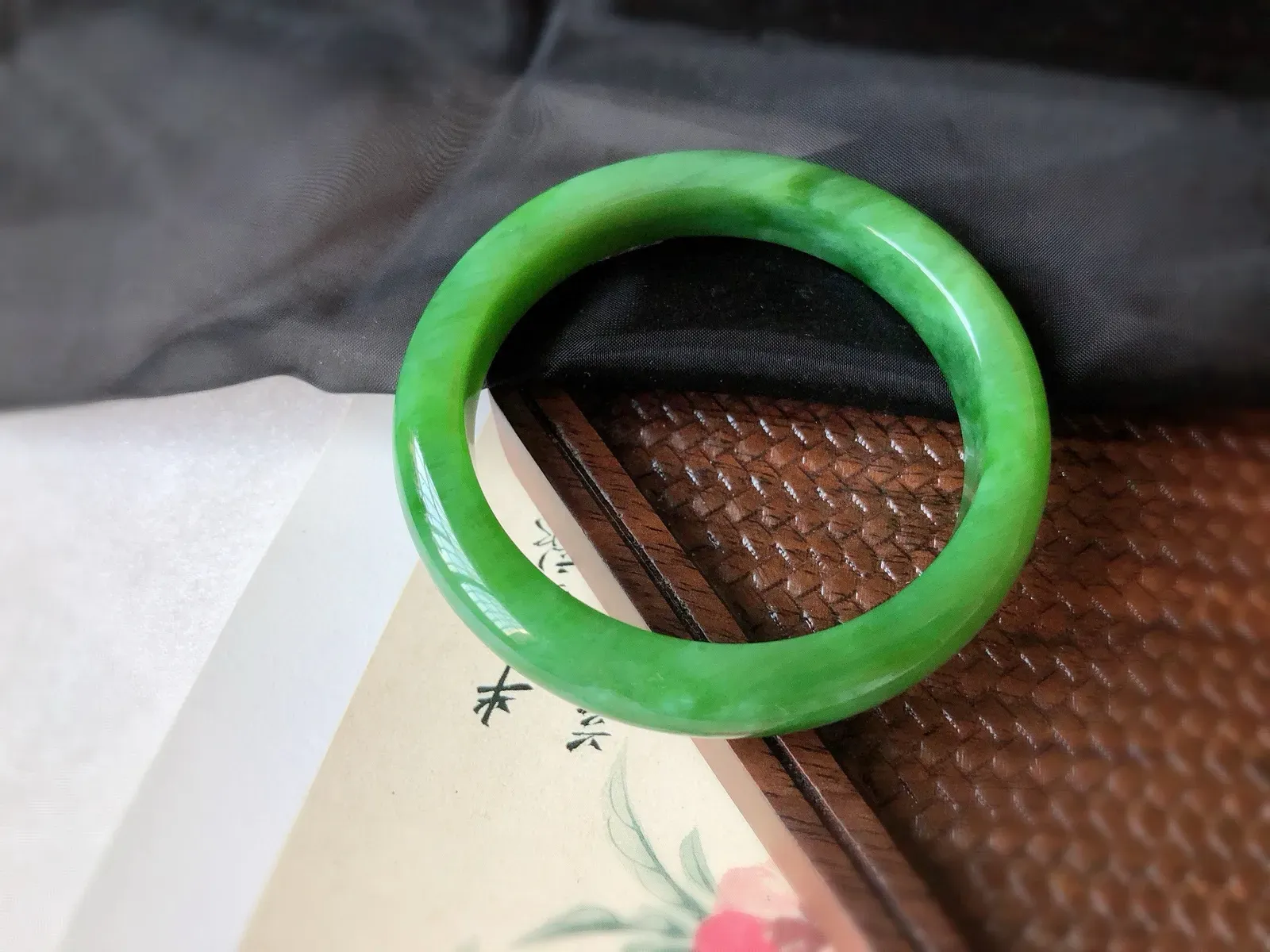 圈口58    尺寸12*8.4 天然和田玉 碧玉手镯，超美辣绿色，收藏级精品老坑料，7号坑，质地温润，品相好