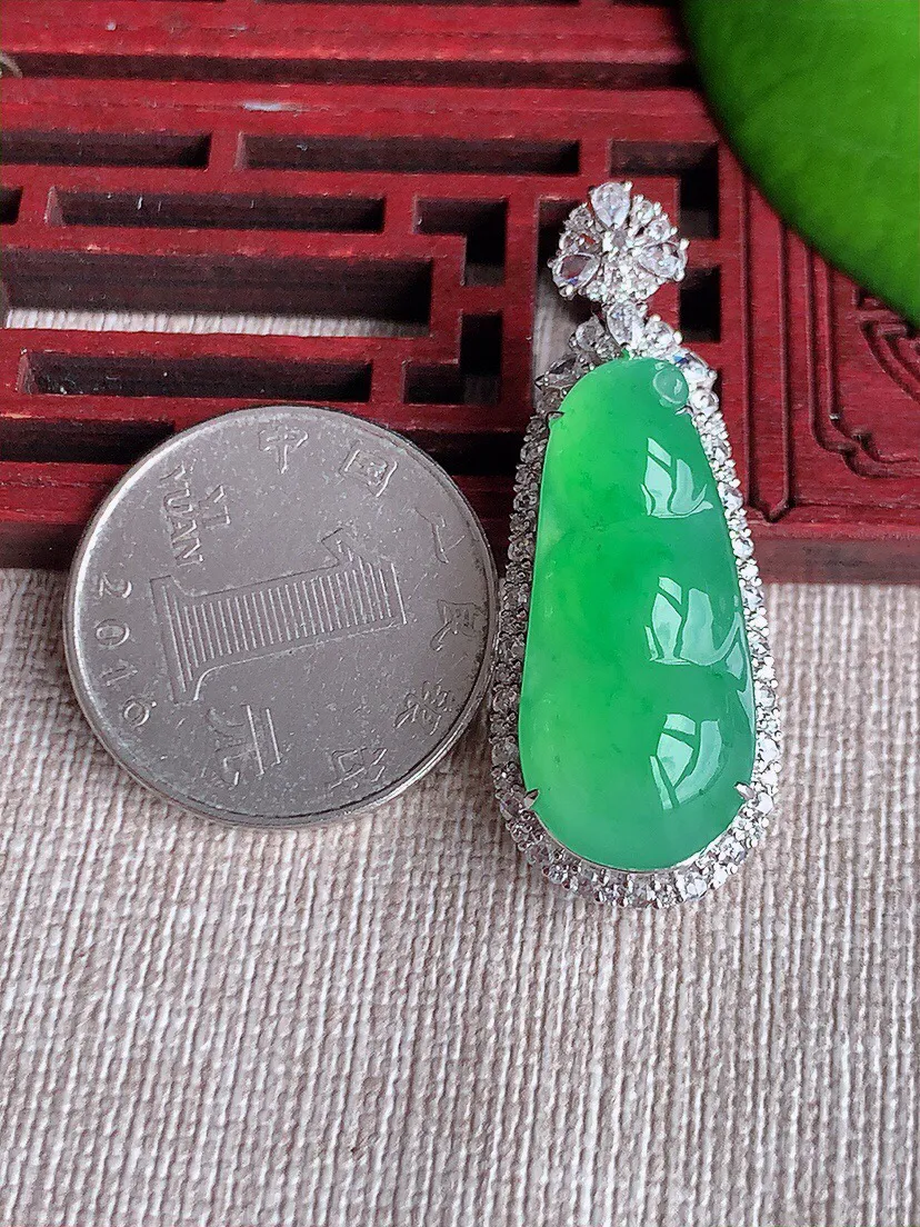 a货翡翠老坑冰种18K金伴钻镶嵌阳绿四季豆福豆平安豆吊坠 尺寸40.7×15.6×12裸石28×12.3mm 重量7.16g 0615