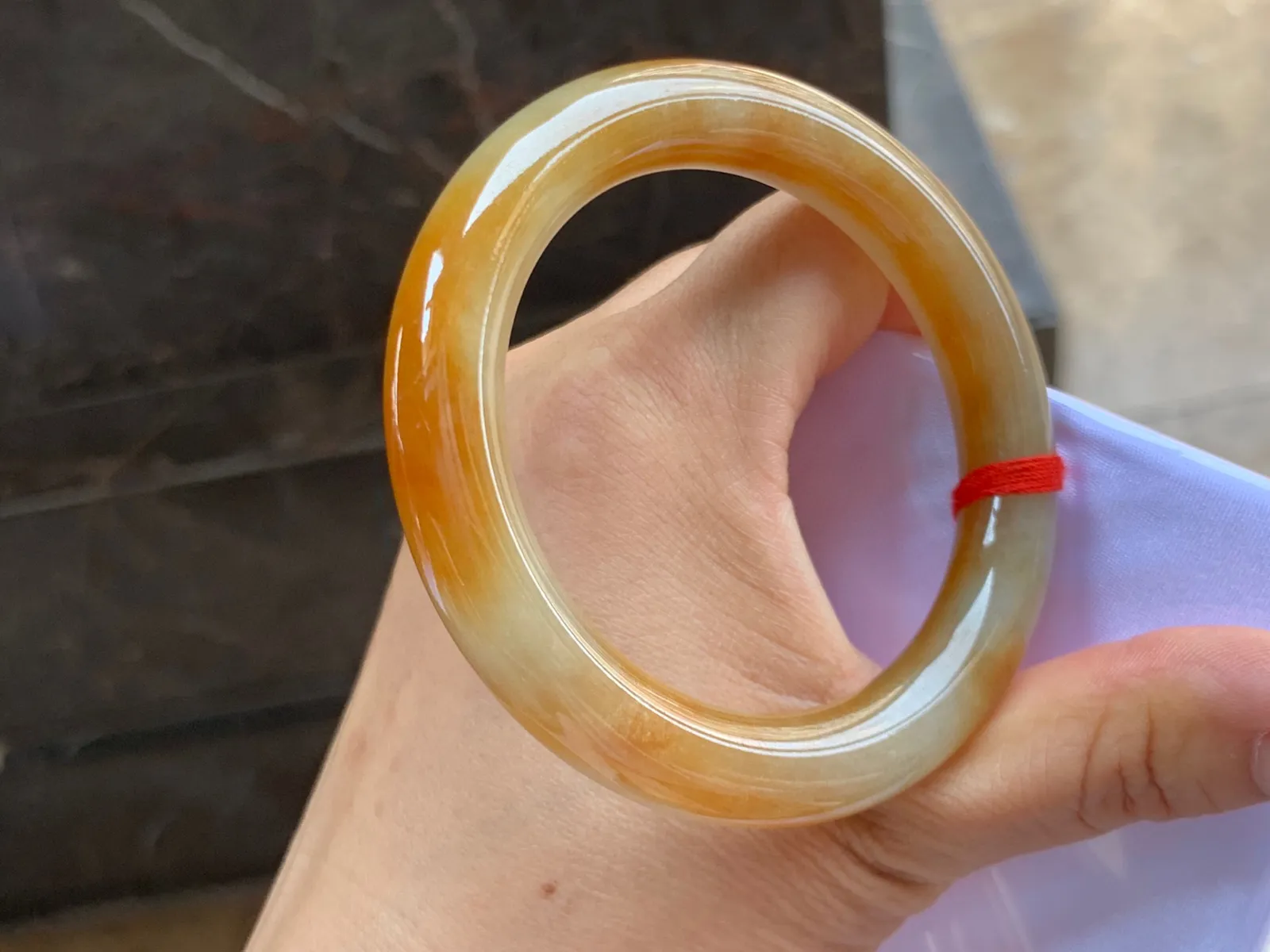 53.5-10mm
黄翡圆条手镯 底子细腻 颜色艳丽 上手特色漂亮