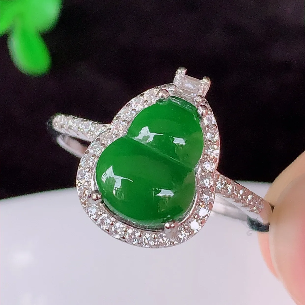 冰透满绿翡翠925银镶嵌葫芦戒指，自然光实拍，翠色灵动，颜色漂亮，种老水足，品相佳，佩戴佳品！#96.14圈口18*内径19*整体25.5*6裸石9.8*7（圈口可调大小）