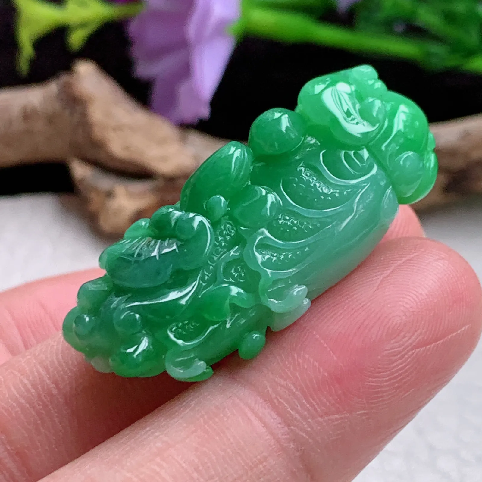 lz实拍36.9*17.8*14.2老坑精雕胶感辣绿百财聚来 翡翠白菜玉吊坠