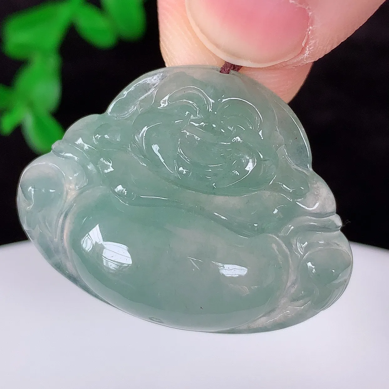 自然光实拍，冰润冰种翡翠佛公吊坠，饱满， 佛公亦保平安，寓意有福（佛公）相伴，配戴优雅迷人！#46.14
