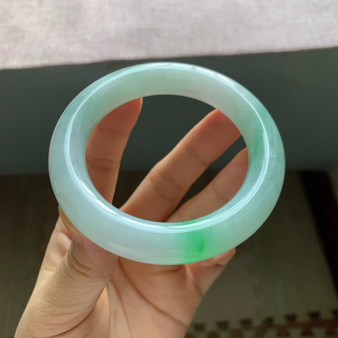 56圈口,自然光实拍，老坑冰润飘阳绿胖圆条翡翠手镯，尺寸:56-11.8mm，重量80.51