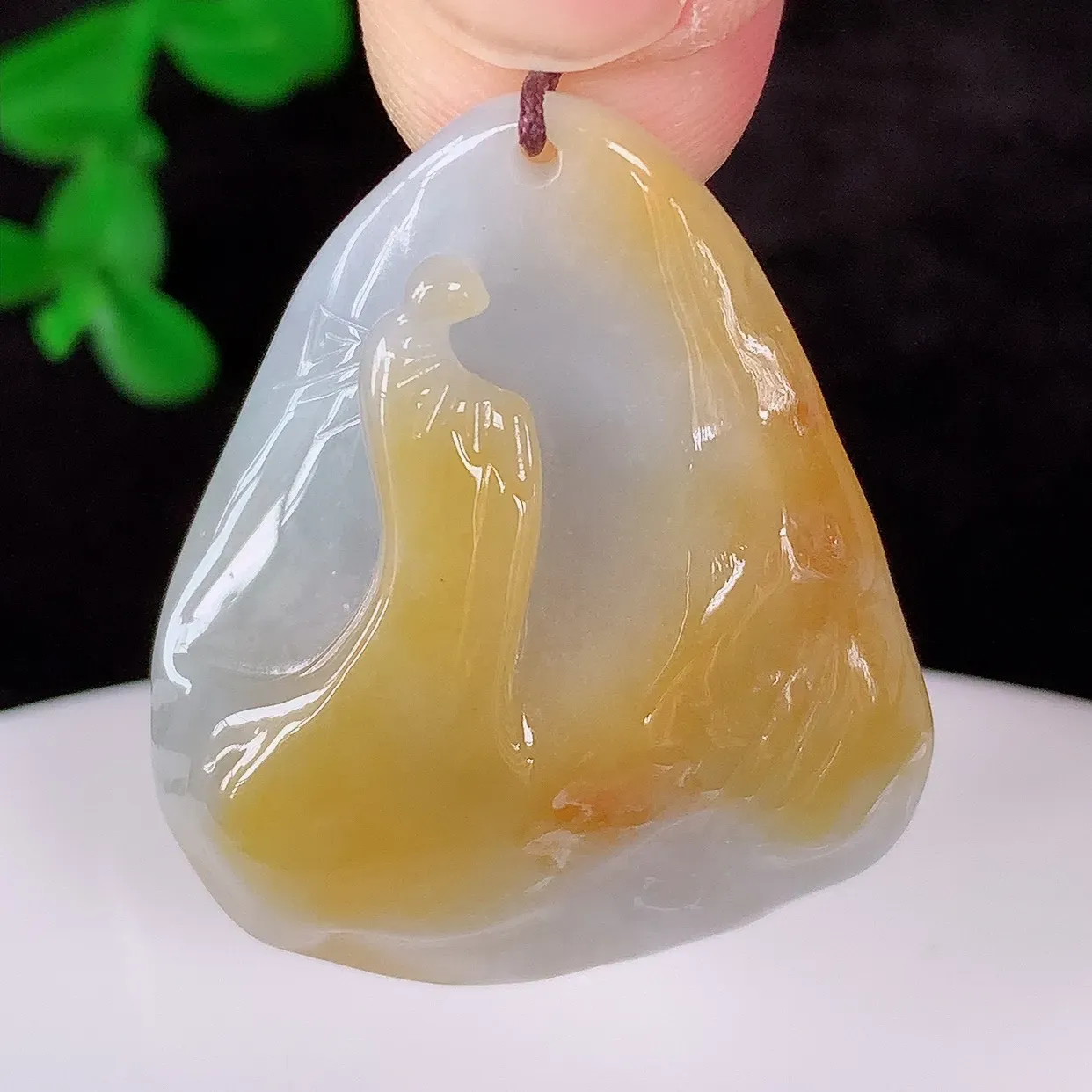 自然光实拍，冰润冰糯种黄翡翡翠悟道吊坠，翡翠悟道寓意“祥和，安宁，吉祥，幸福”，佩戴效果优雅迷人，性