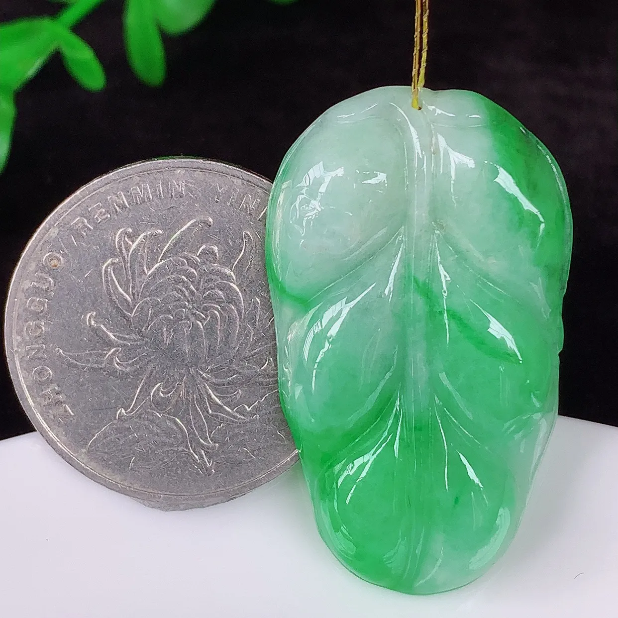 自然光实拍，冰润冰糯种飘阳绿翡翠事业有成叶子吊坠，莹润且起胶，叶子清秀优雅，佩戴大业有成！#35.14