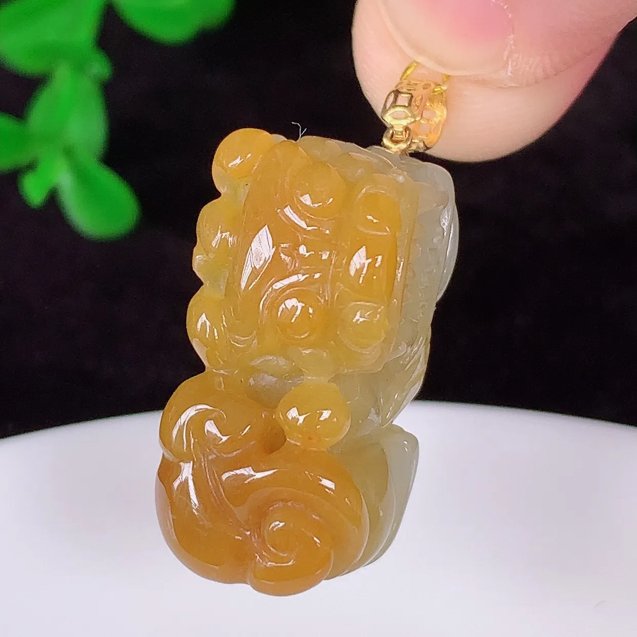 自然光实拍，18K金镶嵌冰润冰糯种黄翡翡翠招财貔貅吊坠，民间有“一摸貔貅运程旺盛，再摸貔貅财运滚滚，三摸貔貅平步青云 ”的美好祝愿。#35.14整体30*裸石24*12*12.5
