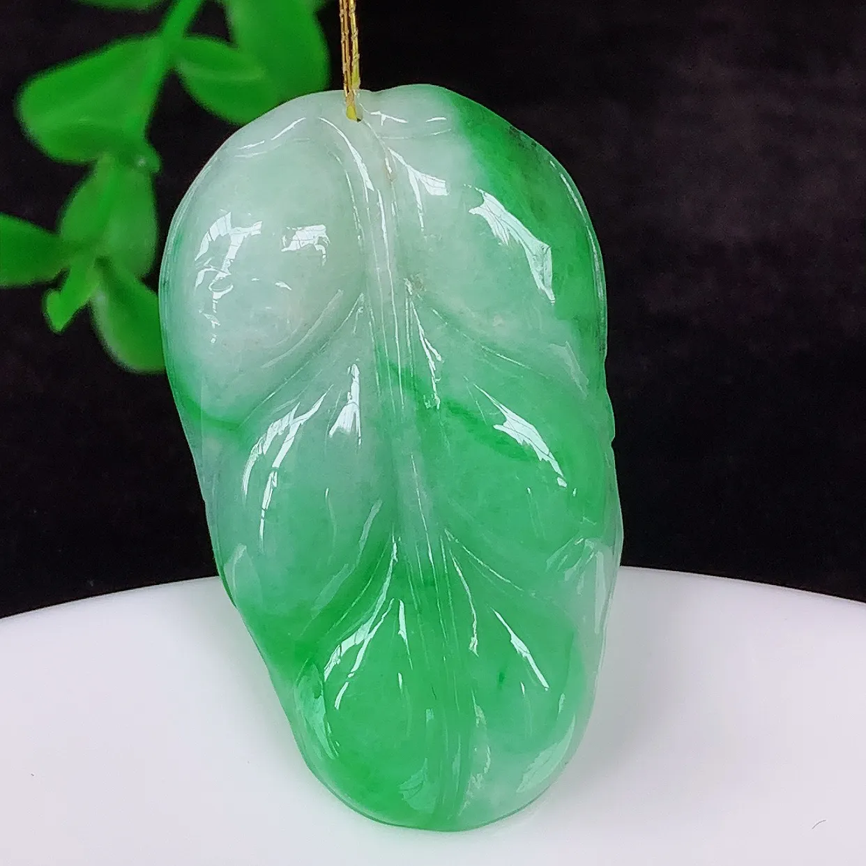自然光实拍，冰润冰糯种飘阳绿翡翠事业有成叶子吊坠，莹润且起胶，叶子清秀优雅，佩戴大业有成！#35.14
