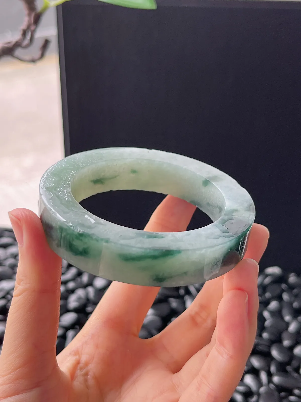 翡翠镯胚，带镯心，⭕️正圈最大做56，圆条最大做52。最小做52.5。尺寸72-52.5-13-10