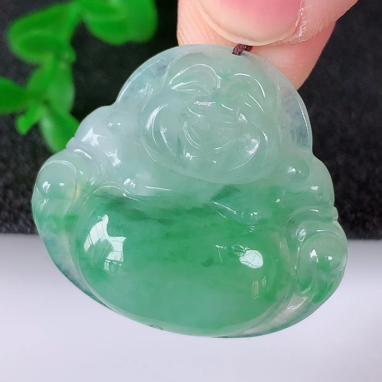 自然光实拍，冰润冰种飘绿翡翠佛公吊坠，饱满， 佛公亦保平安，寓意有福（佛公）相伴，配戴优雅迷人！#57.14