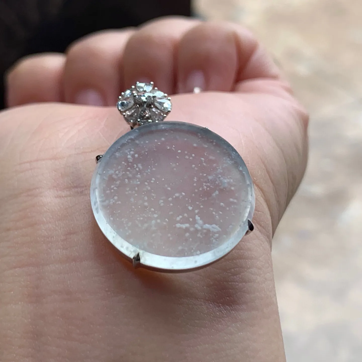 雪花棉圆牌
真金镶嵌 精致