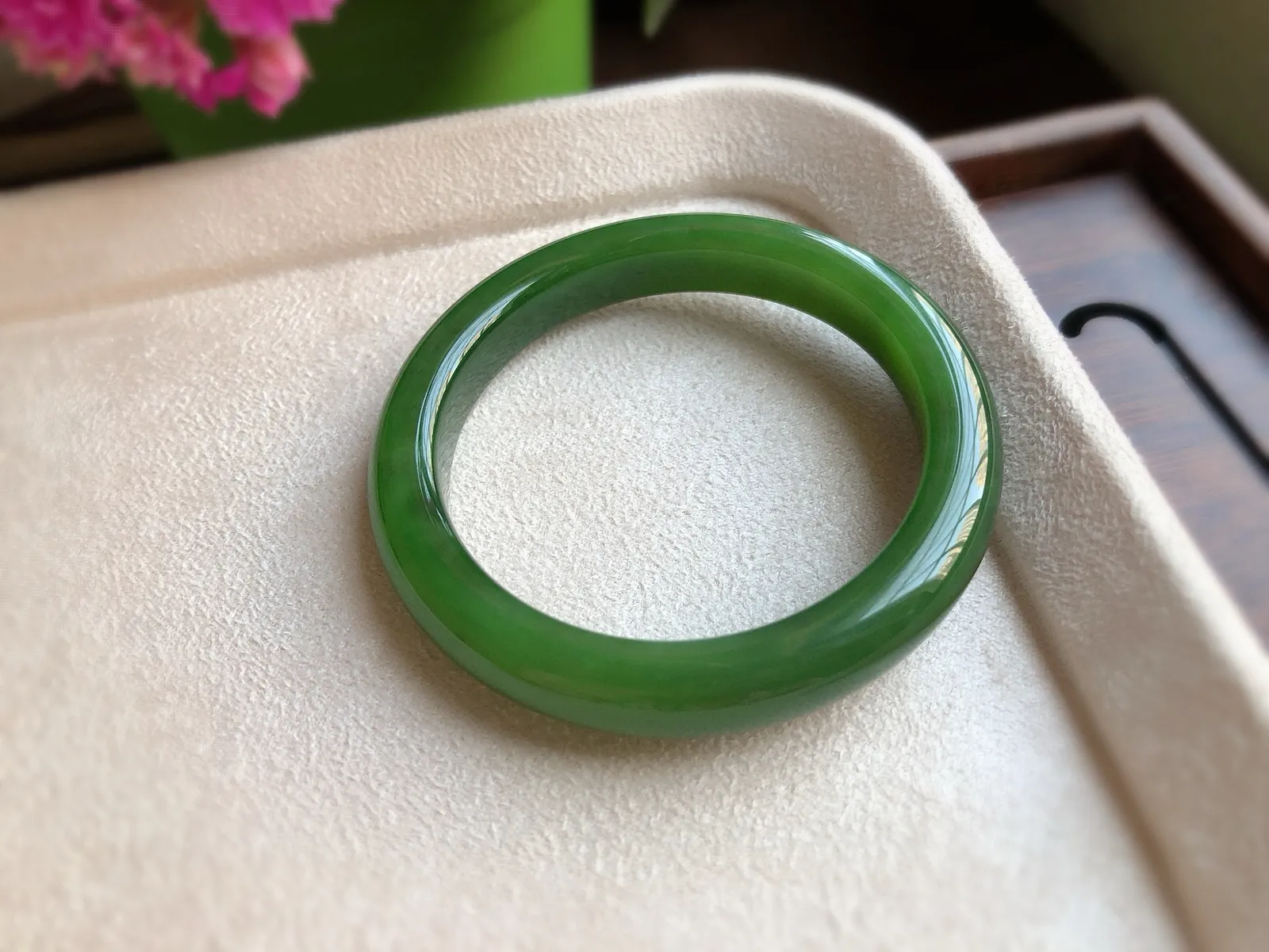 圈口53.7  尺寸10.4*8.6 天然和田玉 碧玉手镯，满色菠菜绿，精品老坑料，质地温润，底子冰透