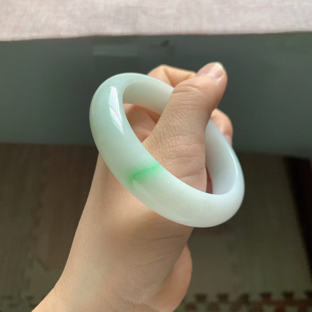 适合58圈口。自然光实拍，老坑细糯飘绿正圈翡翠手镯，尺寸:58-15-8.2mm，重量70.14g，