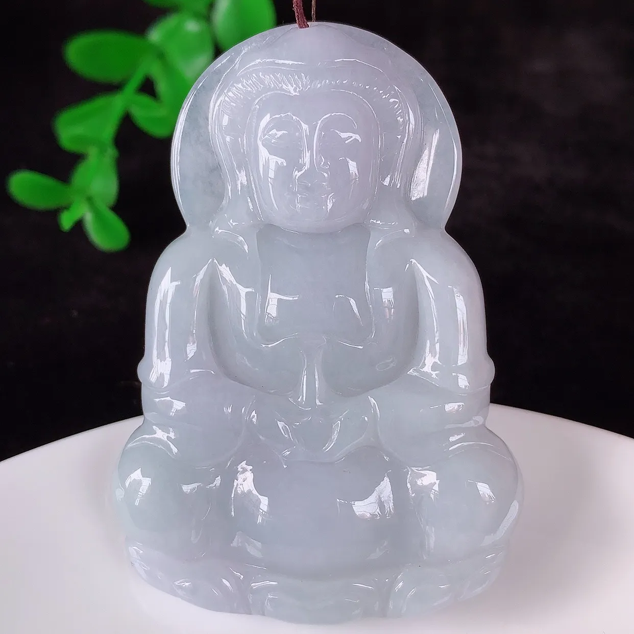 自然光实拍，冰糯种紫罗兰翡翠观音吊坠，赐福翡翠观音，翠色迷人，观音面相端庄，佩戴时尚出众！#57.1