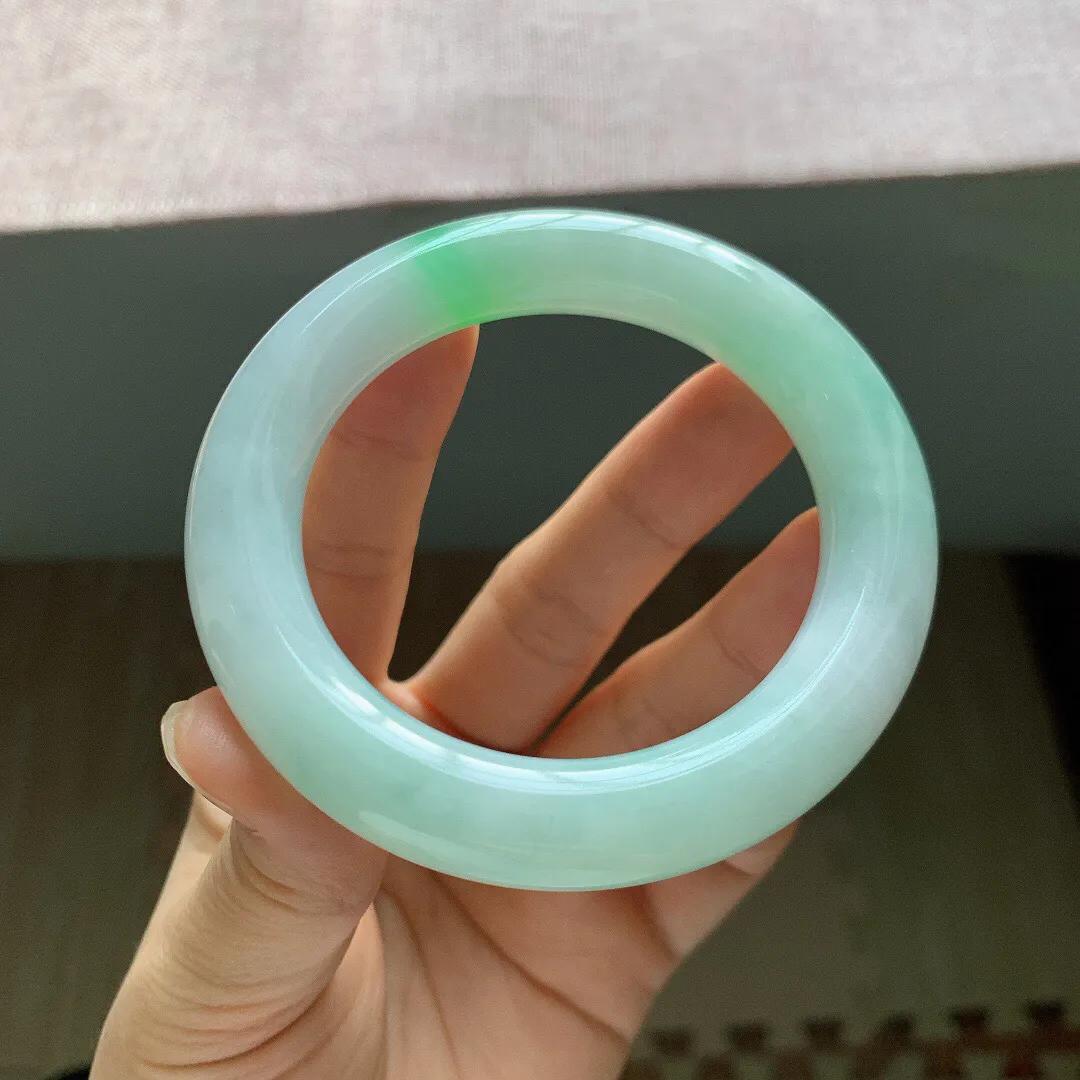 56圈口,自然光实拍，老坑冰润飘阳绿胖圆条翡翠手镯，尺寸:56-11.8mm，重量80.51