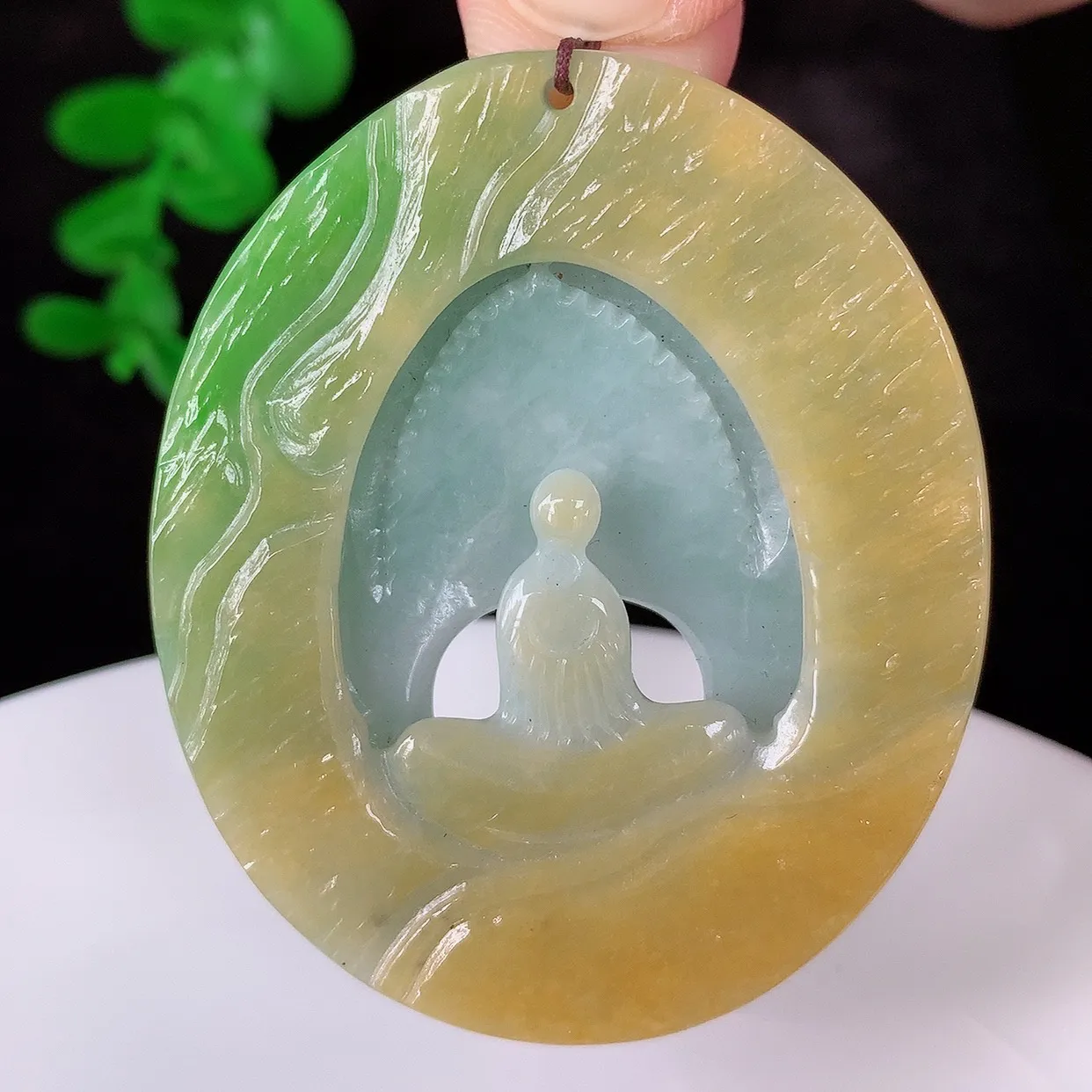 自然光实拍，冰润冰糯种双彩黄加绿翡翠悟道吊坠，翡翠悟道寓意“祥和，安宁，吉祥，幸福”，佩戴效果优雅迷