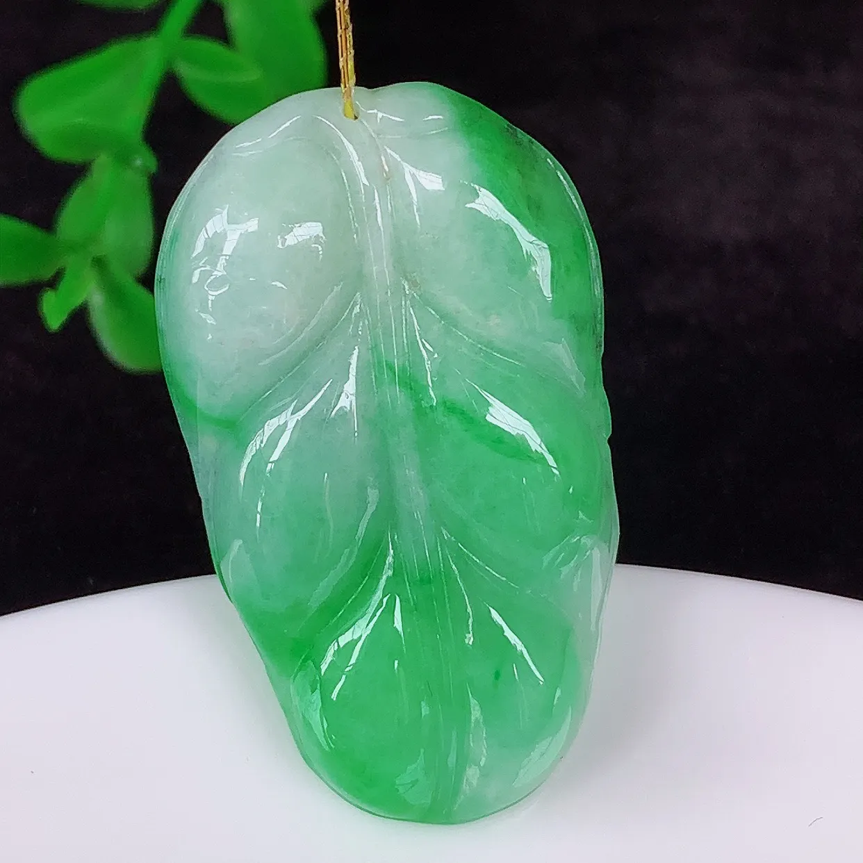 自然光实拍，冰润冰糯种飘阳绿翡翠事业有成叶子吊坠，莹润且起胶，叶子清秀优雅，佩戴大业有成！#35.1