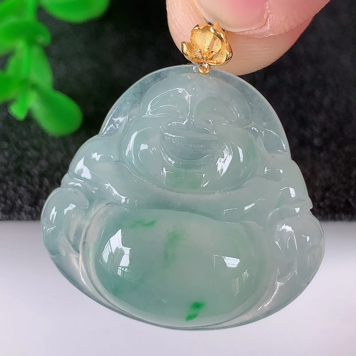 自然光实拍，18K金镶嵌冰种飘阳绿翡翠佛公吊坠，冰透饱满， 佛公亦保平安，寓意有福（佛公）相伴，品相佳，配戴优雅迷人！#1.14整体28.8*裸石24.5*26.8*5.5