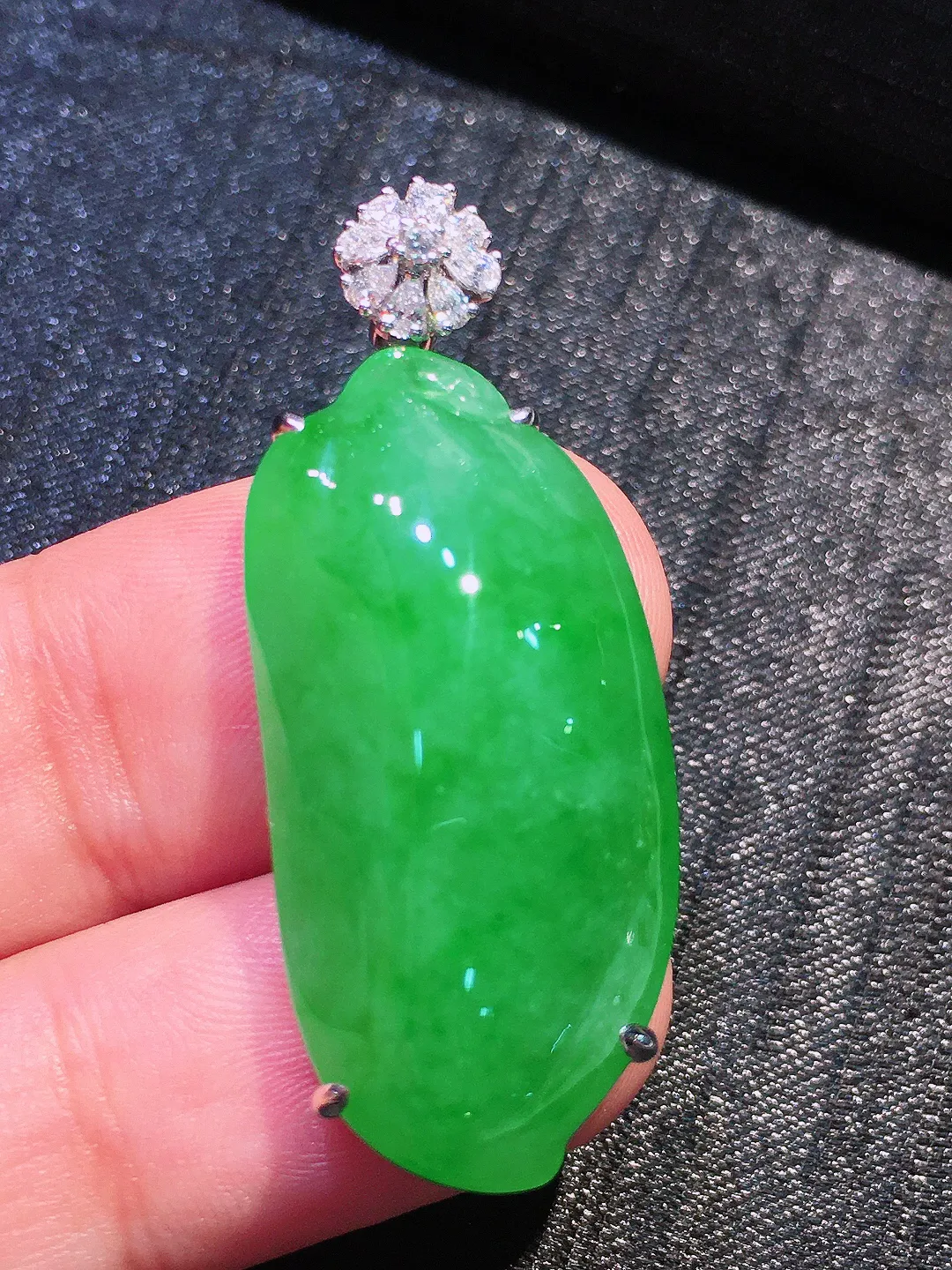 阳绿福瓜吊坠，色泽均匀艳丽，玉质细腻，荧光感超
强，饱满圆润，气质满满。18k
金豪华镶嵌