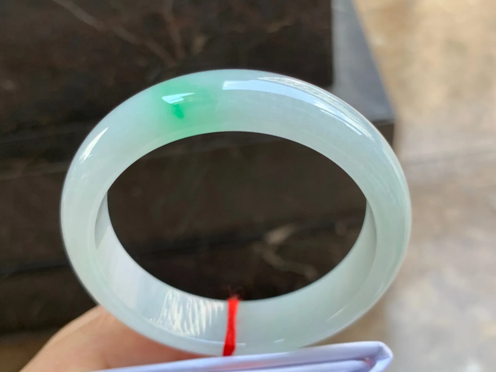 57-14.5-8mm
飘绿手镯 底子细腻干净  一抹绿点缀